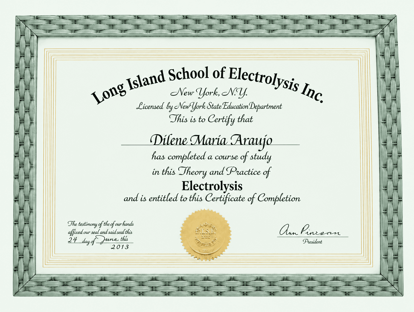 Diploma Oficial da Dilene Araújo - Long Island School of Electrolysis